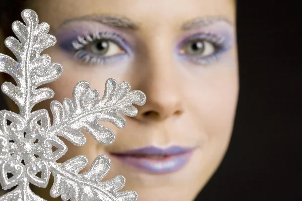 雪の結晶を持つ女性の肖像画 — ストック写真