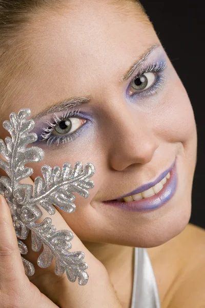 Porträtt av kvinna med snöflinga — Stockfoto