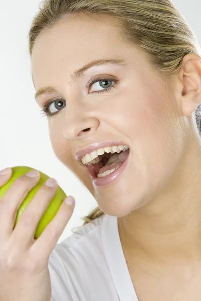 Portrait of woman with green apple — Stock Photo, Image