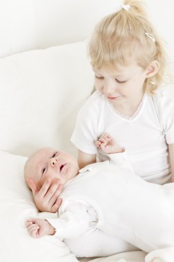 İki kız kardeşin portresi