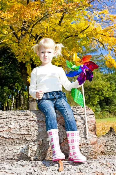 Little girl gazdaság egy vane — Stock Fotó