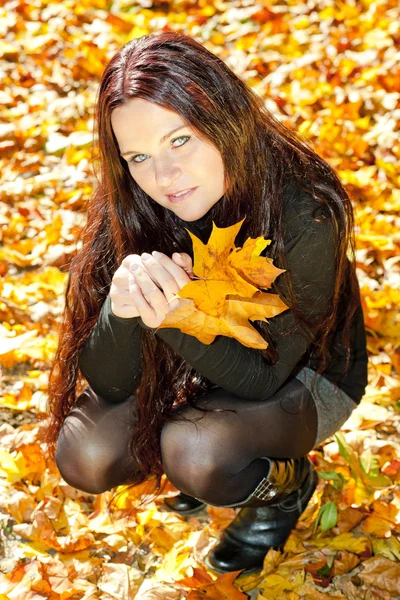 Kobieta w jesienny natura — Zdjęcie stockowe