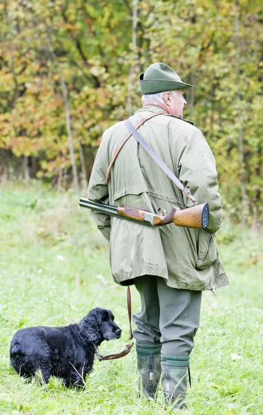 Jager met zijn hond jacht — Stockfoto