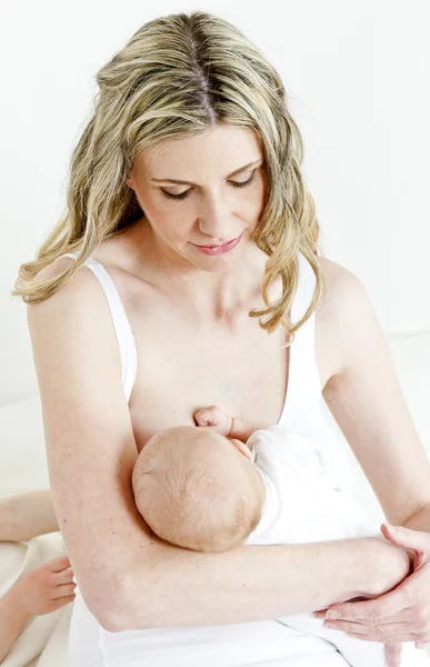 Retrato da mãe amamentando seu bebê — Fotografia de Stock