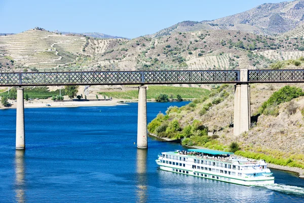 Railway viaduct and cruise ship in Pocinho, Douro Valley, Portug — Stock Photo, Image