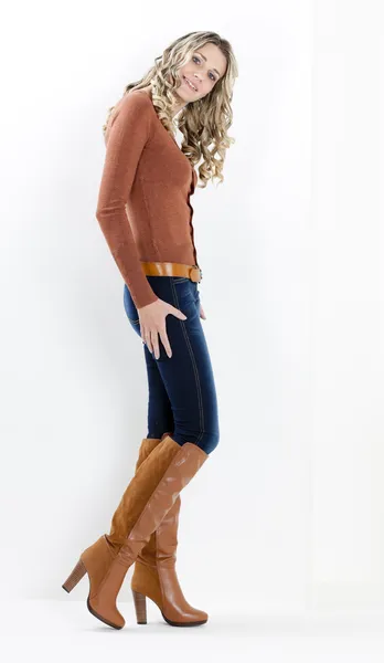 Женщина в модных коричневых сапогах — стоковое фото