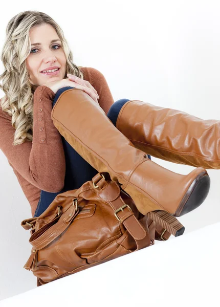 Mujer con botas marrones de moda con un bolso —  Fotos de Stock