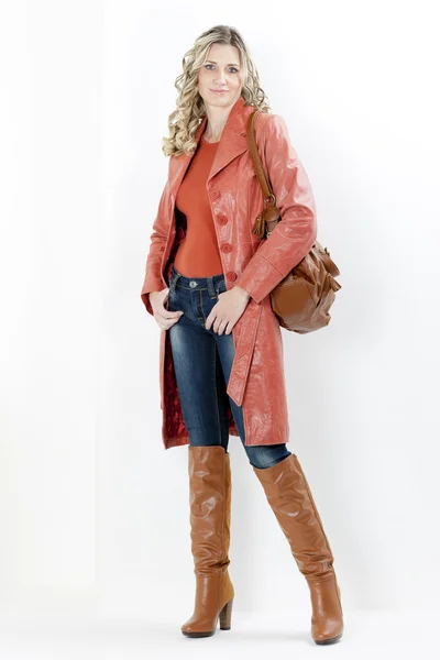 Frau trägt modische braune Stiefel mit Handtasche — Stockfoto