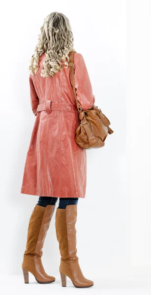女人穿时尚棕色靴子与一个手袋 — 图库照片