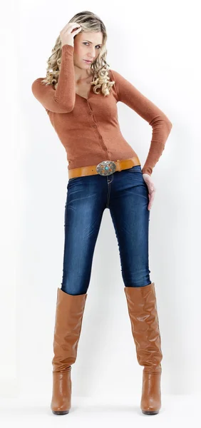 Stående kvinna bär fashionabla bruna stövlar — Stockfoto