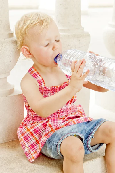 Porträt eines kleinen Mädchens, das Wasser trinkt — Stockfoto