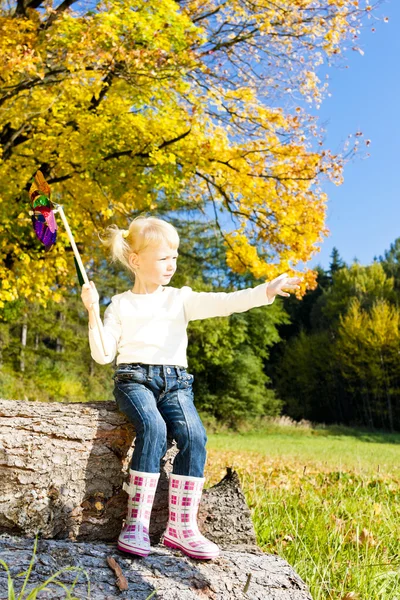 Holčička drží větrník — Stock fotografie
