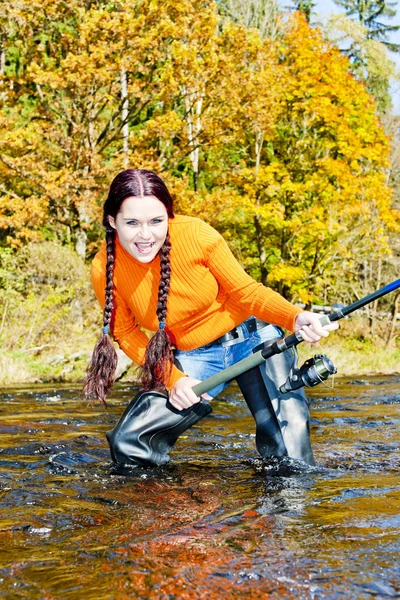 Kvinna fiske i otava river, Tjeckien — Stockfoto