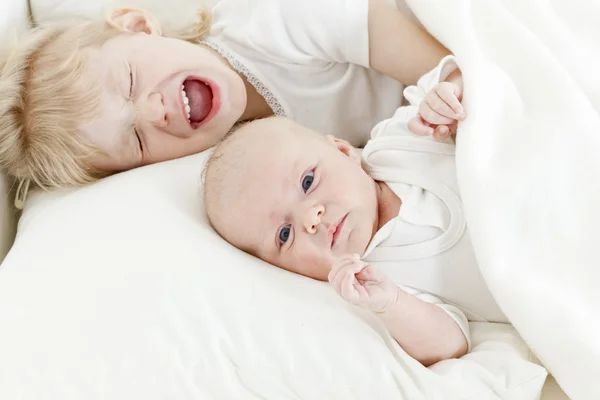 Due sorelle sdraiate a letto — Foto Stock