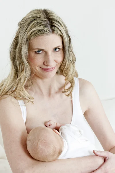 Anne bebeğini Hemşirelik — Stok fotoğraf