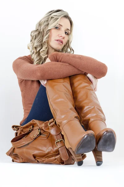 Kobieta ubrana w modne brązowy buty z — Zdjęcie stockowe