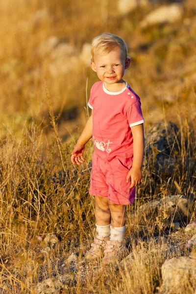 Стоящая маленькая девочка — стоковое фото