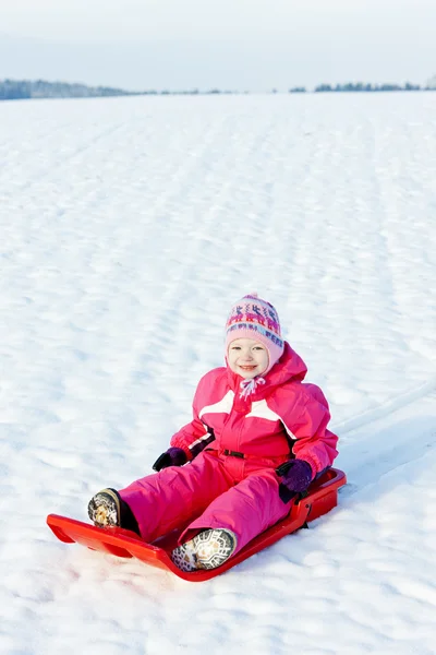 Lille pige med bob i sne - Stock-foto