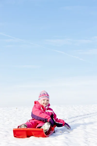 Karda bob ile küçük kız — Stok fotoğraf