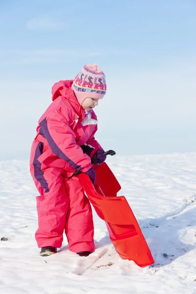 Маленька дівчинка з бобом у снігу — стокове фото