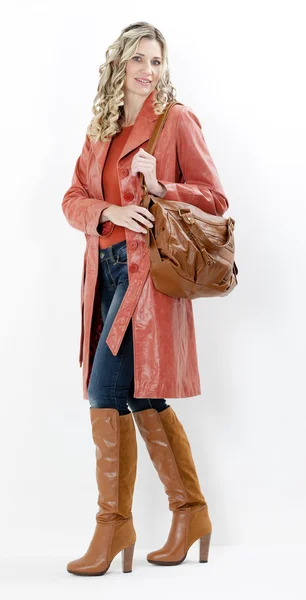 Het dragen van modieuze bruine laarzen met een handtas — Stockfoto