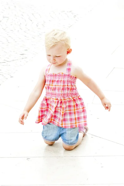 Kniendes kleines Mädchen — Stockfoto