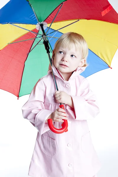 Liten flicka med paraply — Stockfoto