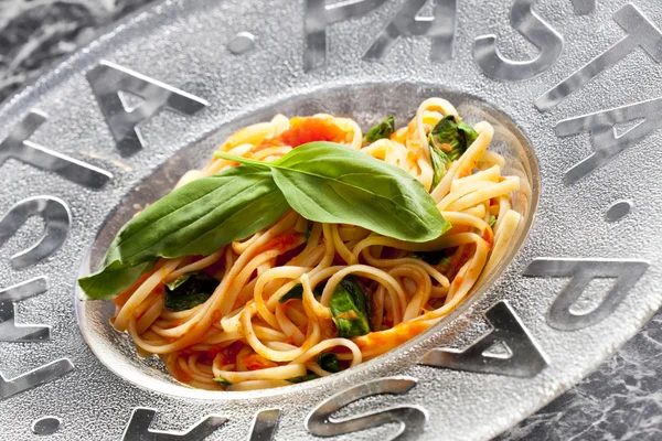 Špagety s rajčaty a bazalkou — Stock fotografie