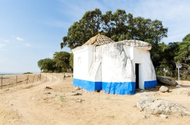 Şapel, sao brissos evora, Portekiz-alentejo yakınındaki dolmen üzerinden