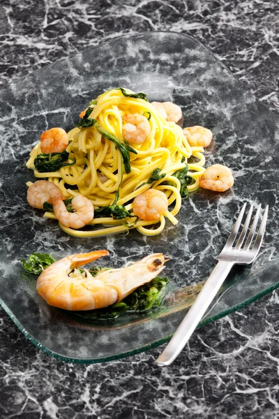 stock image Spaghetti with prawns and spinach