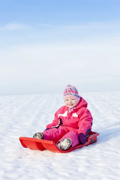 Маленькая девочка с шиком в снегу — стоковое фото