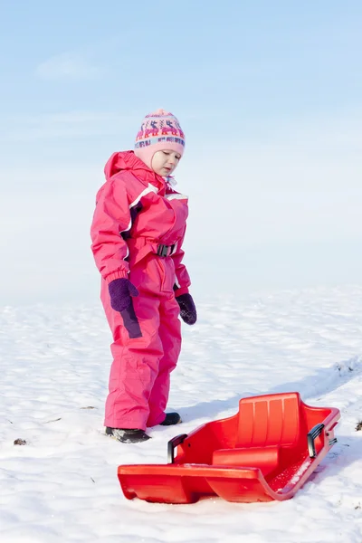 Маленька дівчинка з бобом у снігу — стокове фото