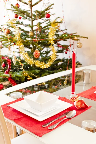 Weihnachtsbaum und Weihnachtstisch — Stockfoto