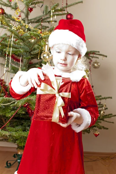 Święty Mikołaj z prezentem świątecznym — Zdjęcie stockowe
