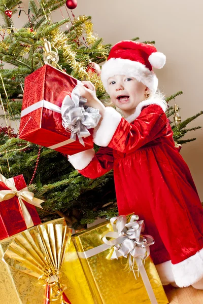 Menina como Papai Noel com presentes de Natal — Fotografia de Stock