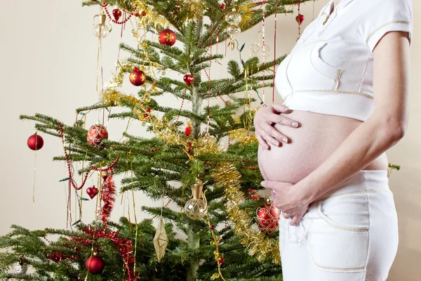 Kobieta w ciąży na Boże Narodzenie — Zdjęcie stockowe