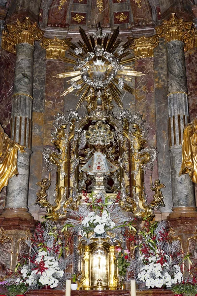 Interior da igreja de Santa Maria com o Menino Jesus de Praga, Th — Fotografia de Stock