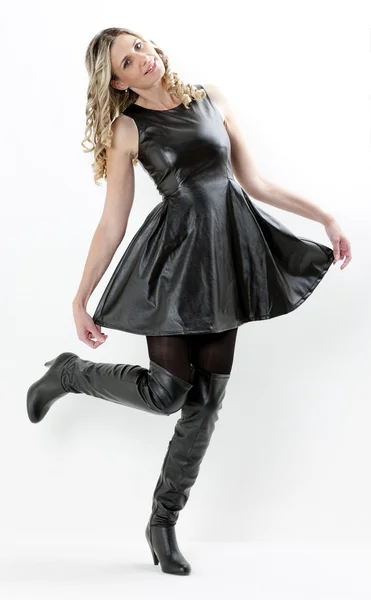 Femme en robe noire et bottes noires — Photo