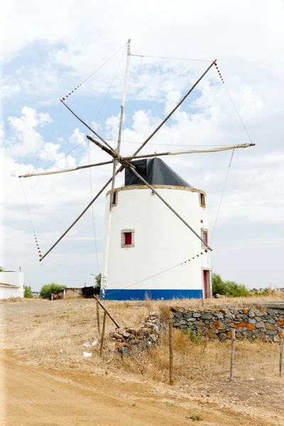 Mulino a vento vicino Beja, Alentejo, Portogallo — Foto Stock