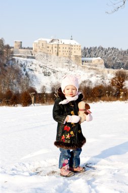 küçük kız ve cesky sternberk kale kışın ayakta