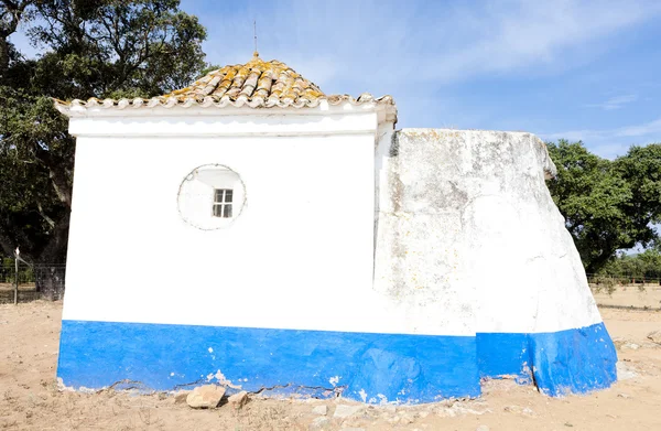 教堂从石碑在 sao brissos 附近 evora、 alentejo、 葡萄牙 — 图库照片