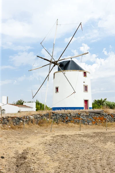 Molino de viento cerca de Beja, Alentejo, Portugal —  Fotos de Stock