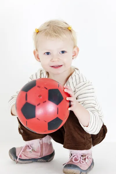 Porträt eines kleinen Mädchens, das mit einem Ball spielt — Stockfoto