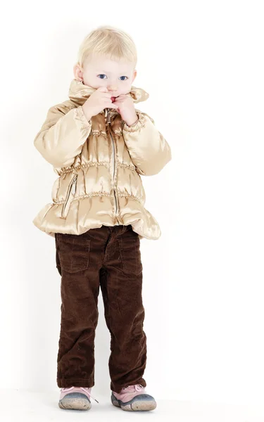 Стоящая маленькая девочка в куртке — стоковое фото