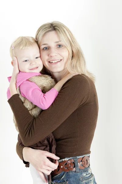 Porträt der Mutter mit ihrer kleinen Tochter — Stockfoto