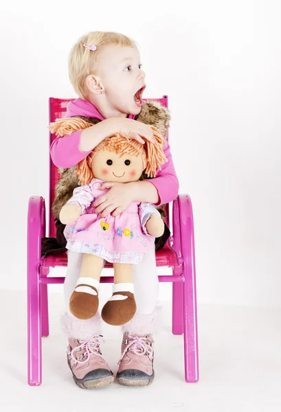 Petite fille jouer avec une poupée — Photo