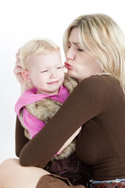 Portret van moeder met haar huilende dochtertje — Stockfoto