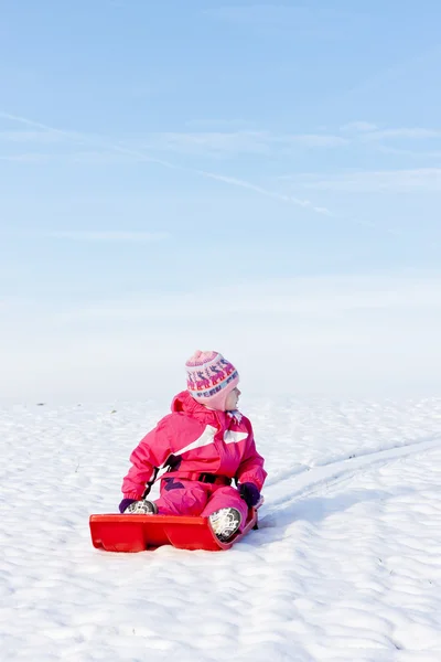 Gadis kecil dengan Bob di salju — Stok Foto
