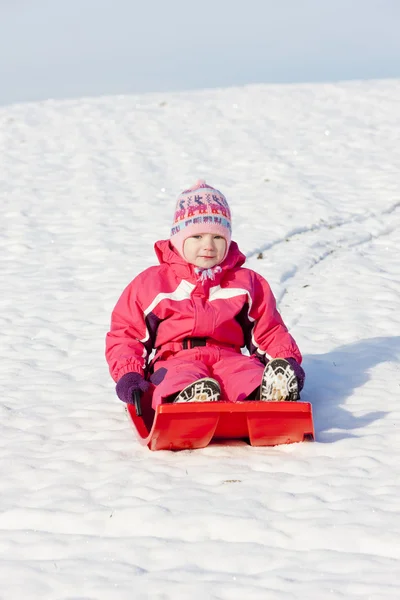 Petite fille avec Bob dans la neige — Photo