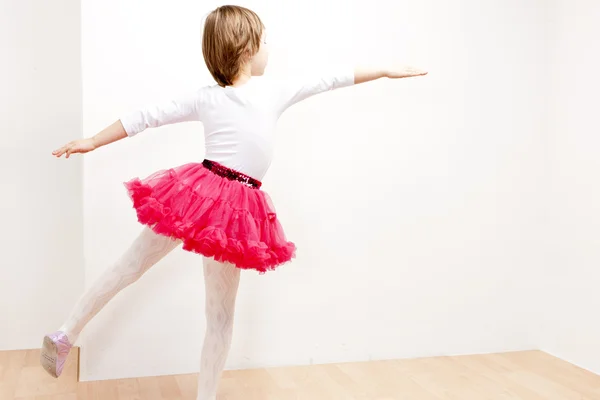 Mädchen als Tänzerin — Stockfoto